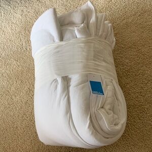 Room essentials white comforter twin xl BNWT